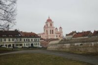 Kig til en af de mange kirker i Vilnius